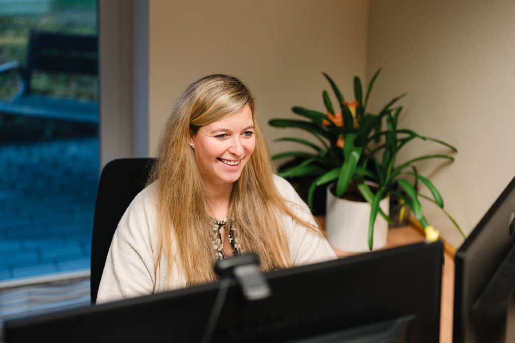 Mitarbeiterin sitzt am Computer