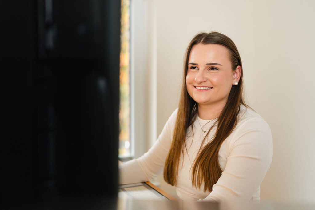 Mitarbeiterin sitzt am Computer