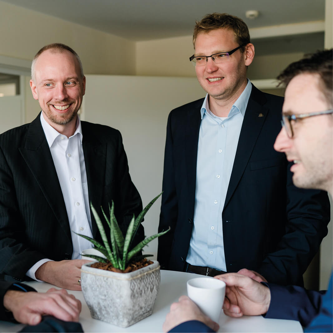 Führungsebene der Kanzlei Lotz und Partner stehen am Tisch
