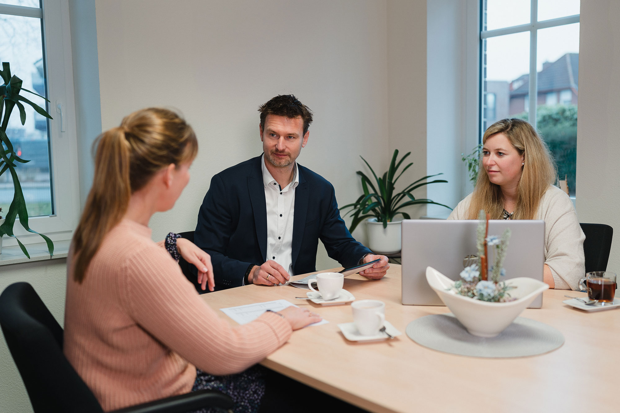 Mitarbeiter der Kanzlei Lotz und Partner sitzen zusammen am Besprechungstisch