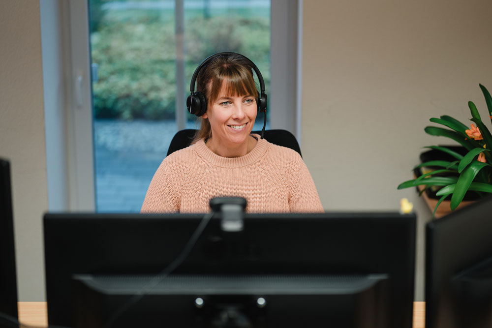 Mitarbeiterin sitzt am Computer